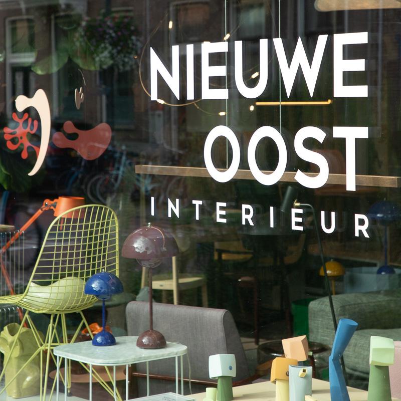Etalage van interieurwinkel Nieuwe Oost